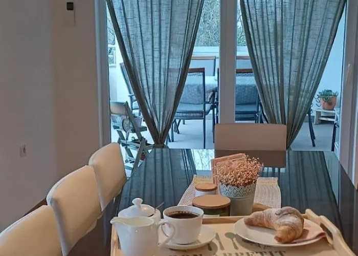 Gropa * Стариград-Пакленица