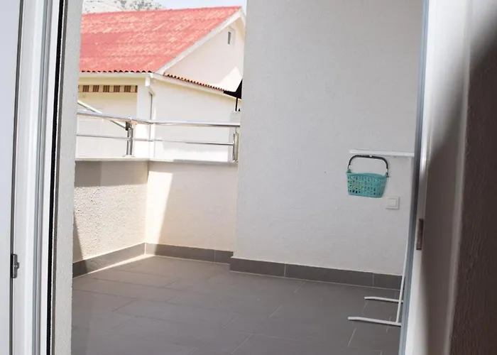 Gropa Стариград-Пакленица