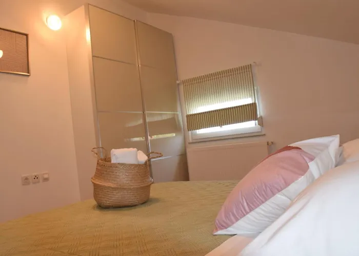 Gropa Стариград-Пакленица